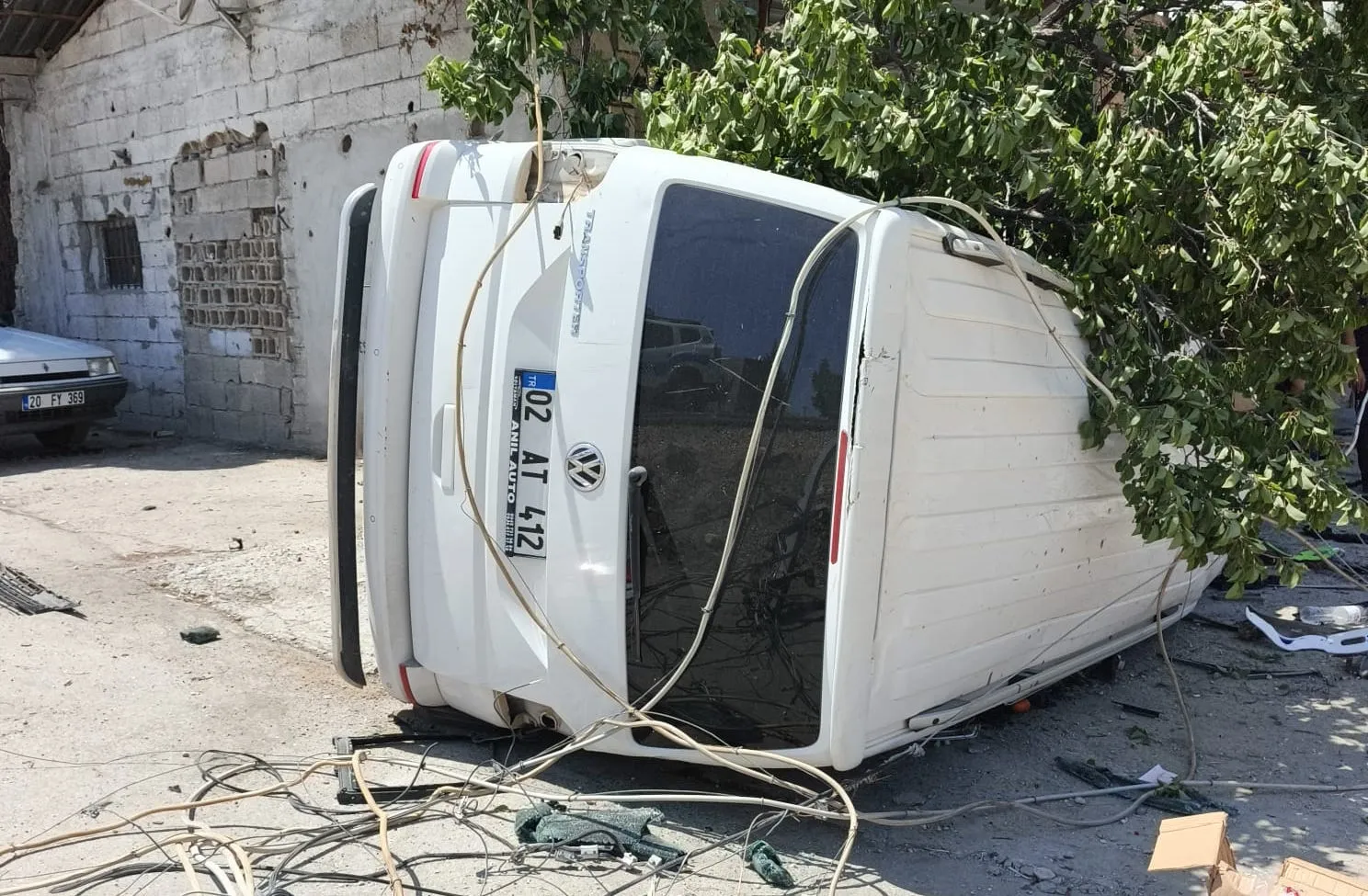 Adıyaman yolunda ticari araç direğe çarptı