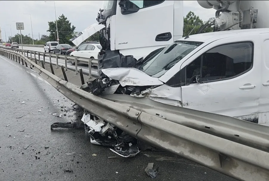 Arnavutköy trafiğinde beton mikseri dehşeti
