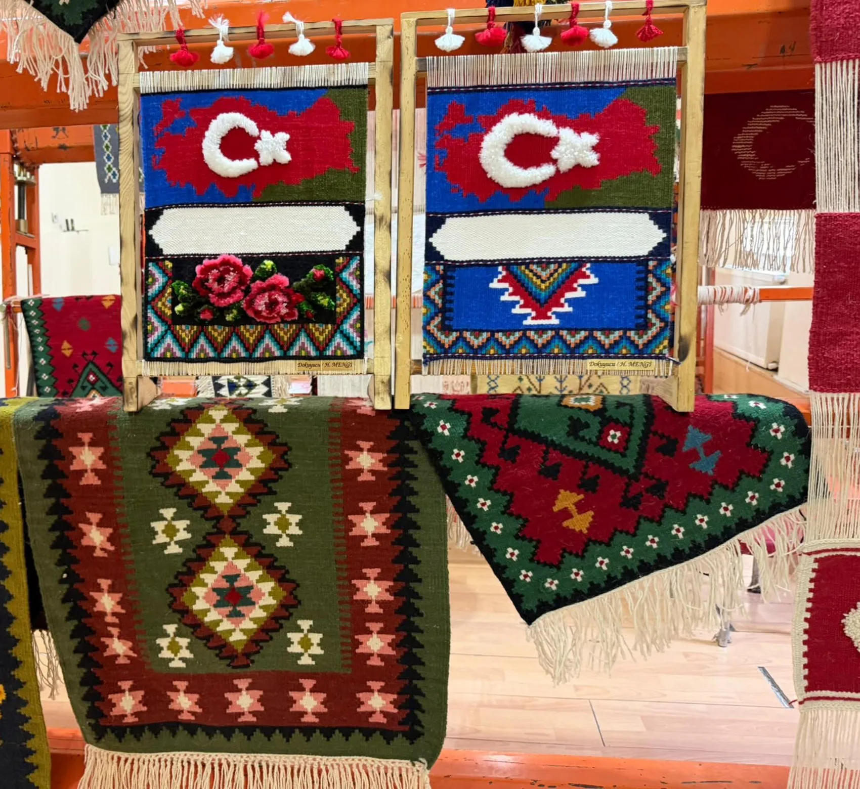 Gençler halı dokumayı minyatür tezgahlarla yeniden keşfediyor