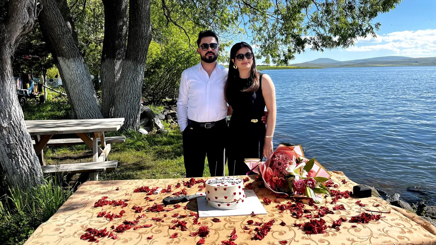 Çıldır Gölü’nün ortasında sürpriz evlilik teklifi
