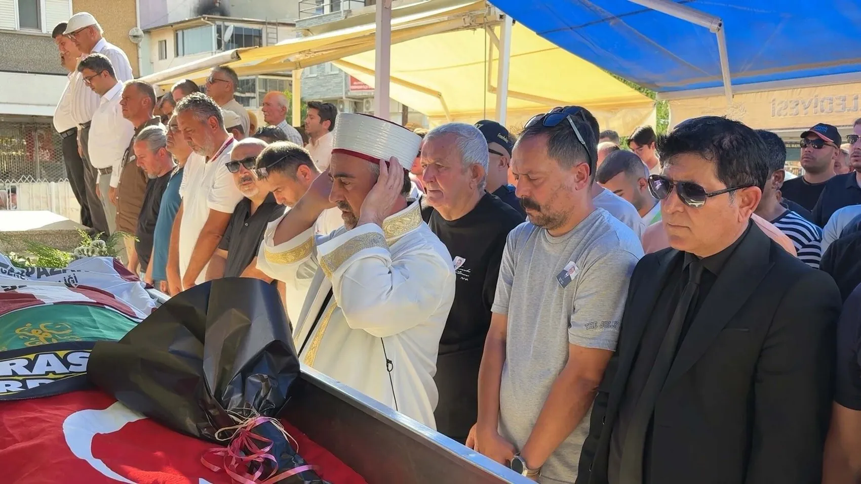Kuşadası'ndaki fırtınalı günde hayatını kaybeden öğretmen toprağa verildi