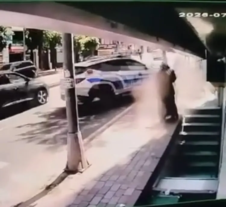 Fatih’te polis aracı kontrolden çıktı 3 kişi yaralandı