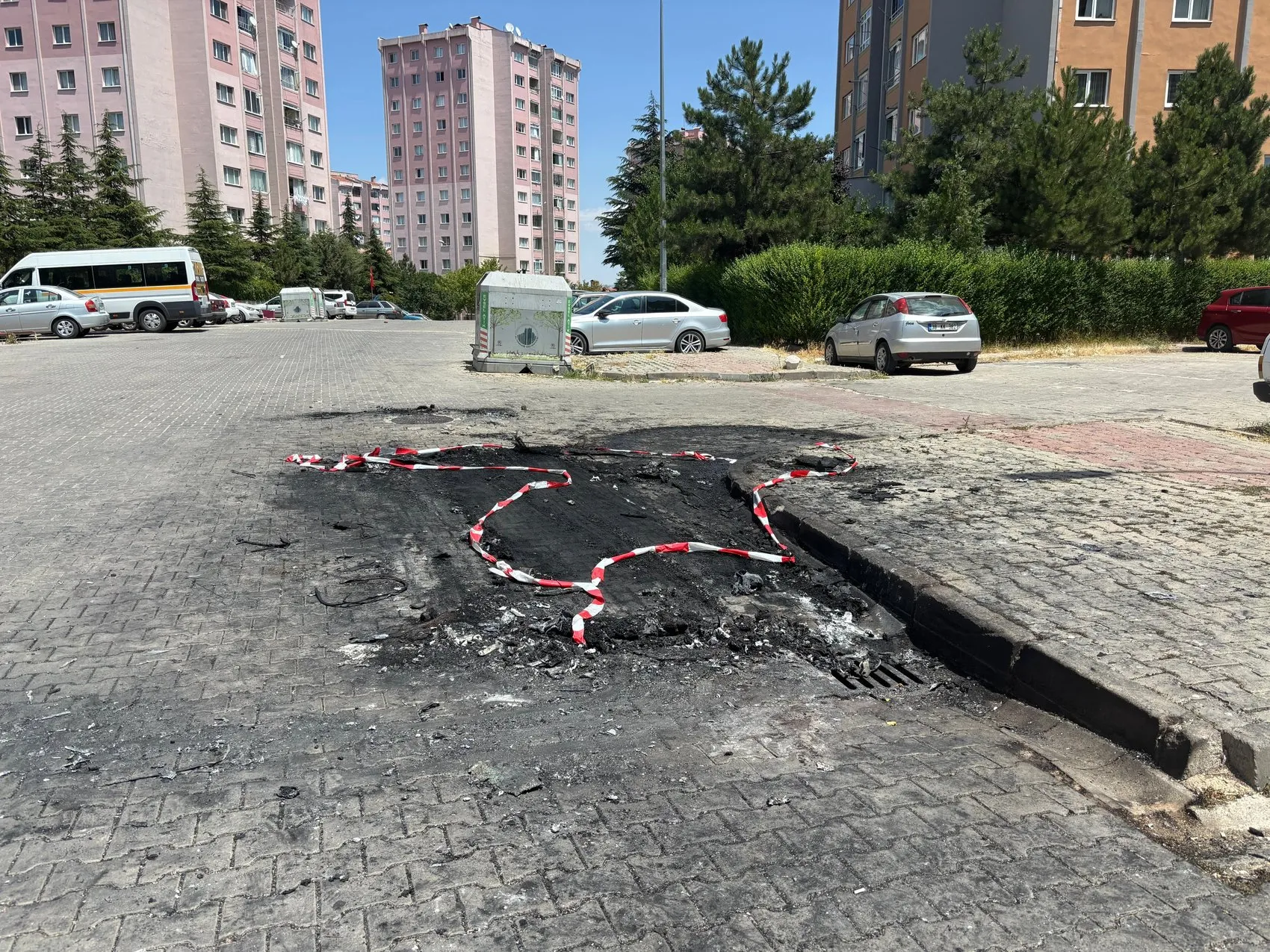 Ankara'da eski sevgili dehşeti dükkanı ve aracı ateşe verdi