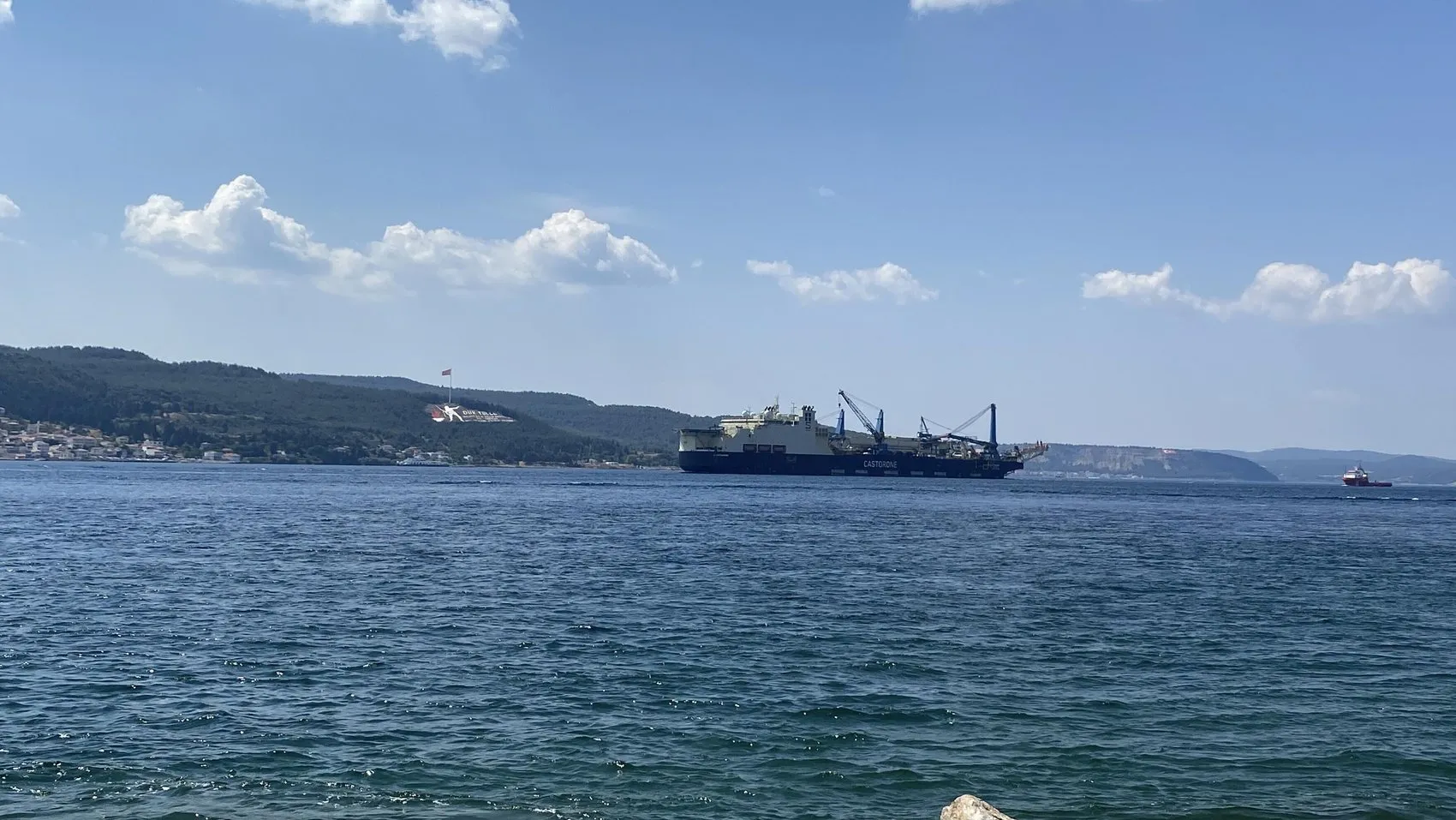 Dev boru döşeme gemisi Çanakkale Boğazı’nı trafiğe kapattı