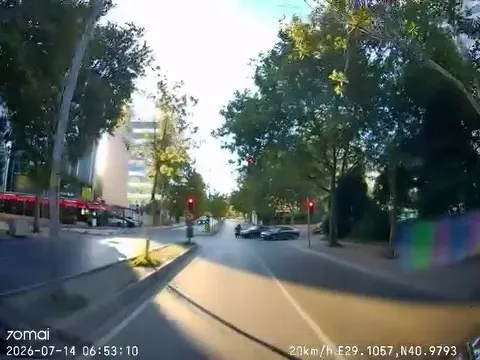 Ataşehir'de kırmızı ışıkta geçen motosikletli kaza yaptı