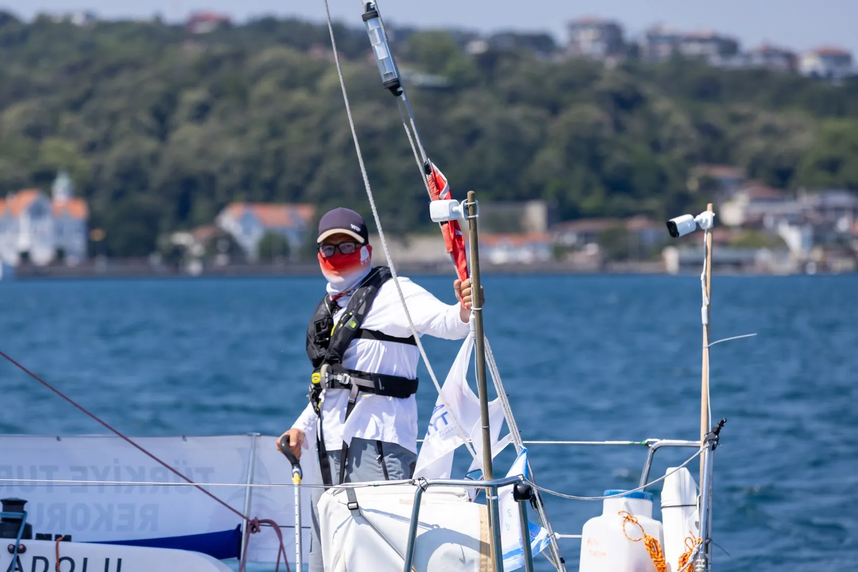 Milli yelkenci Doğukan Kandemir solo Türkiye turunda İstanbul Boğazı'nı geçti