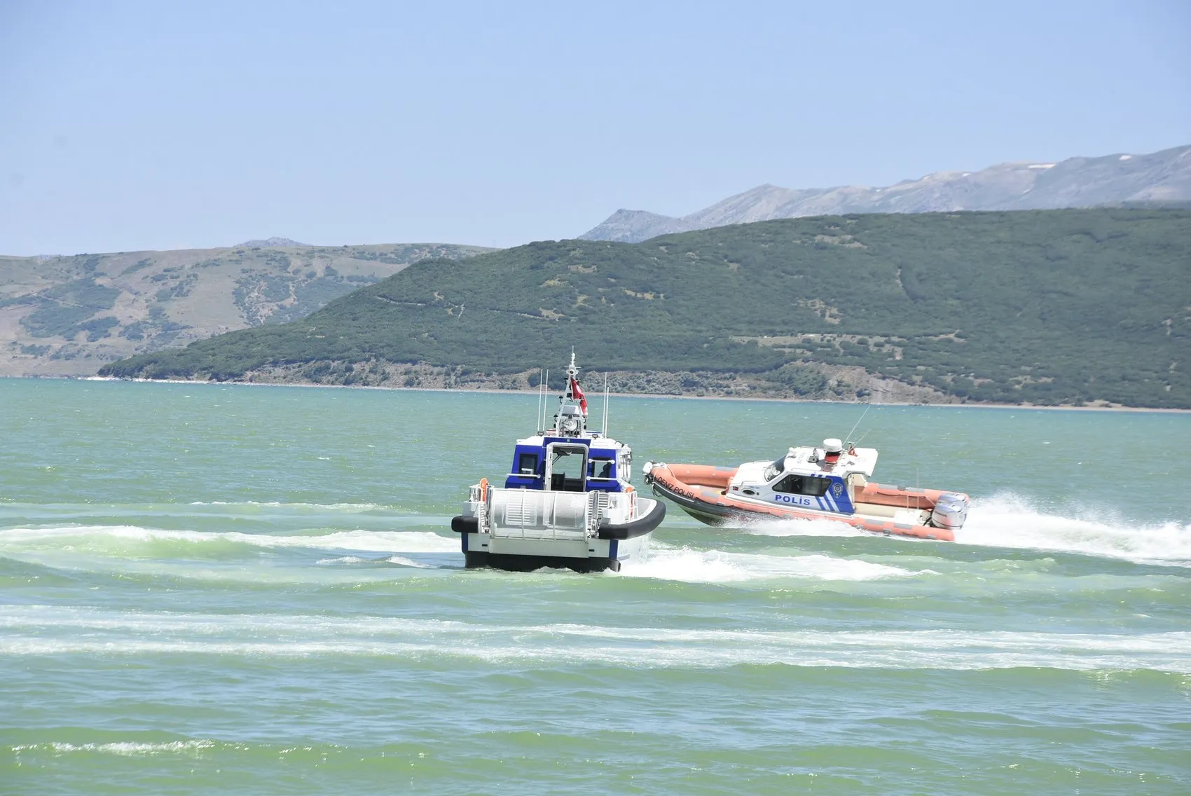 Van Gölü’nde balıkların zorlu yolculuğu için mesai başladı