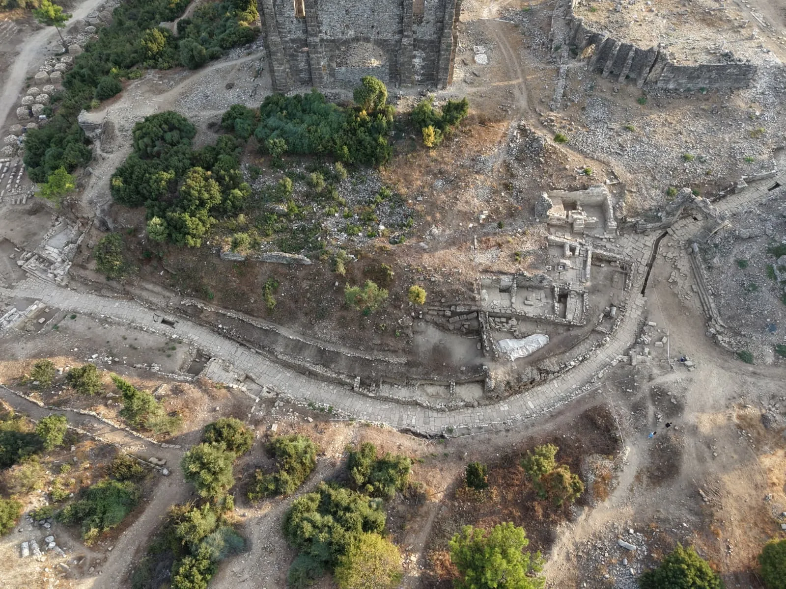 Aspendos'ta iki bin yıllık ticaret yolu ve dükkanlar bulundu