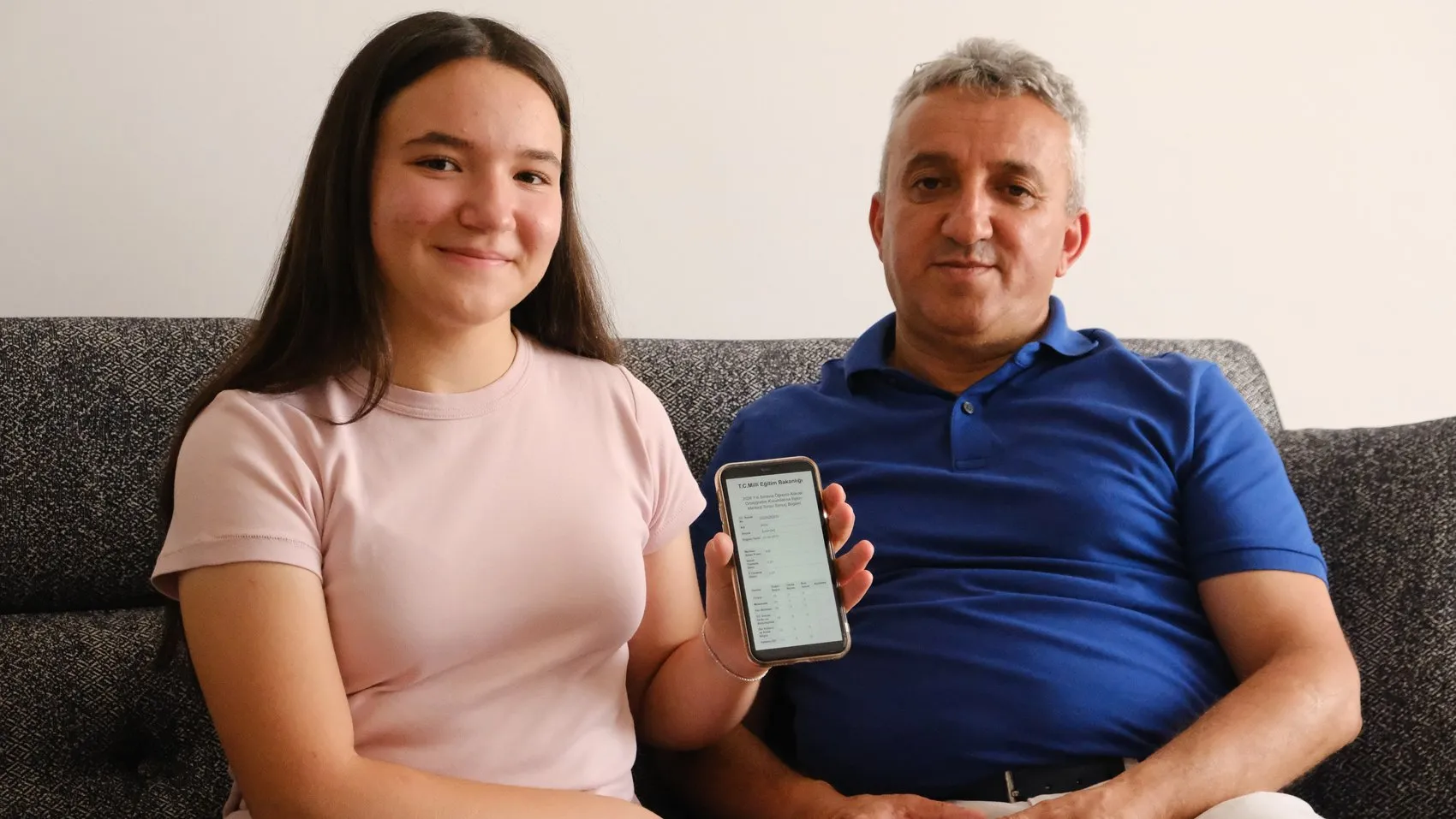 Sivaslı İpek 100 kitabı bitirdi LGS birincisi oldu