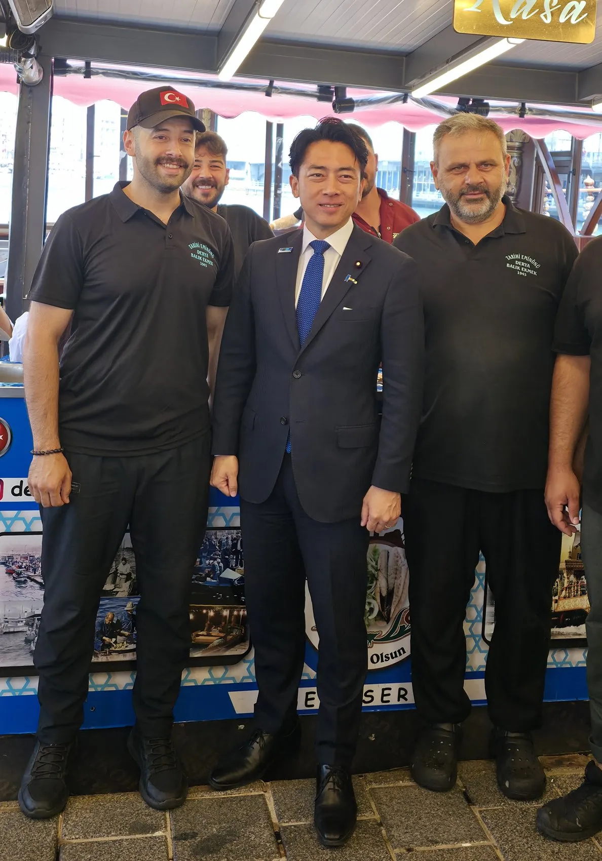 Japon Bakandan Eminönü'nde balık ekmek molası