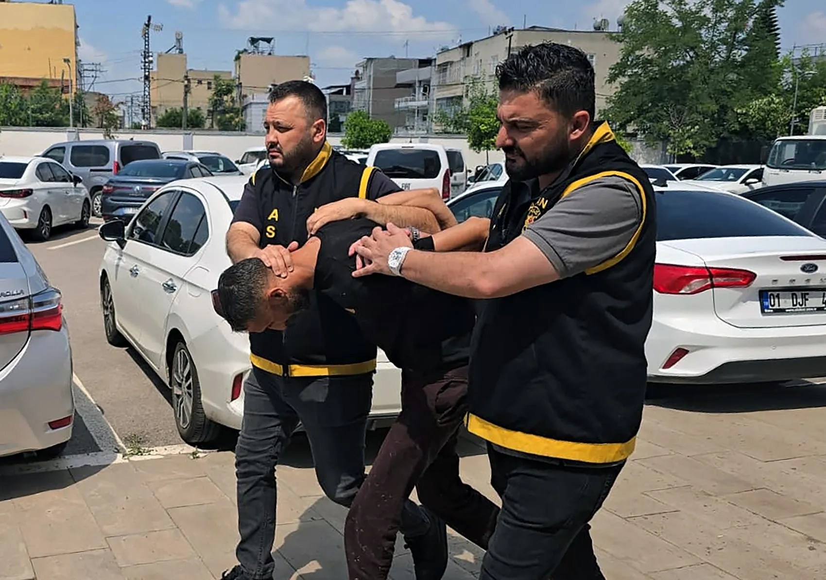 Adana'da çarşaflı hırsızlık şüphelileri güvenlik kamerasına yakalandı