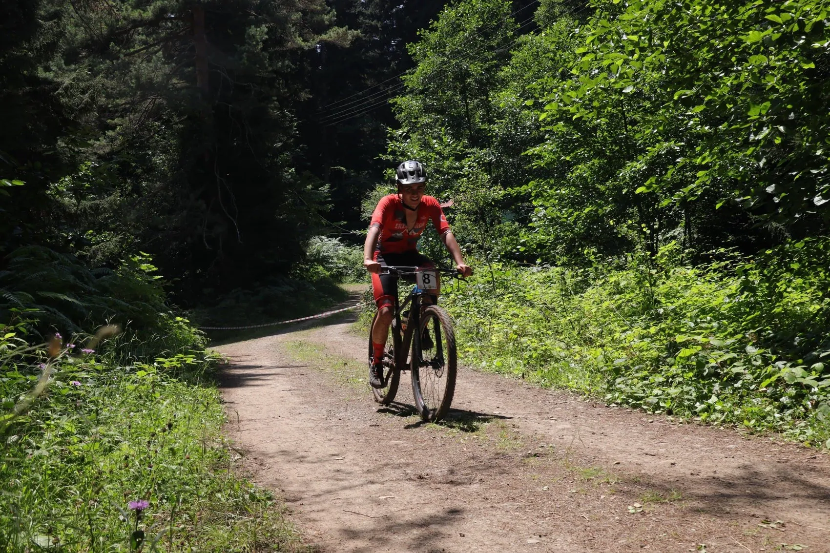 Artvin’in dik yamaçlarında 41 sporcu pedal çevirdi
