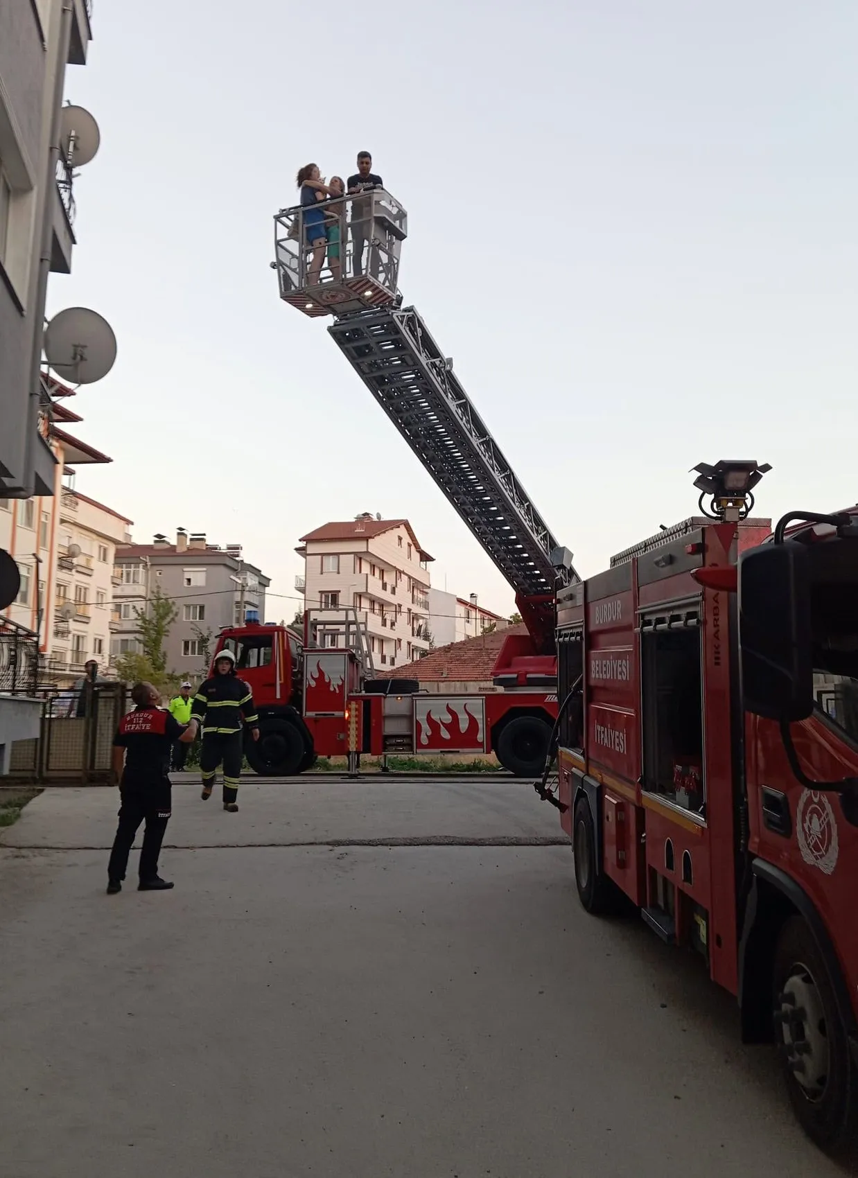 Burdur'da apartman yangını 6 kişi merdivenle kurtarıldı
