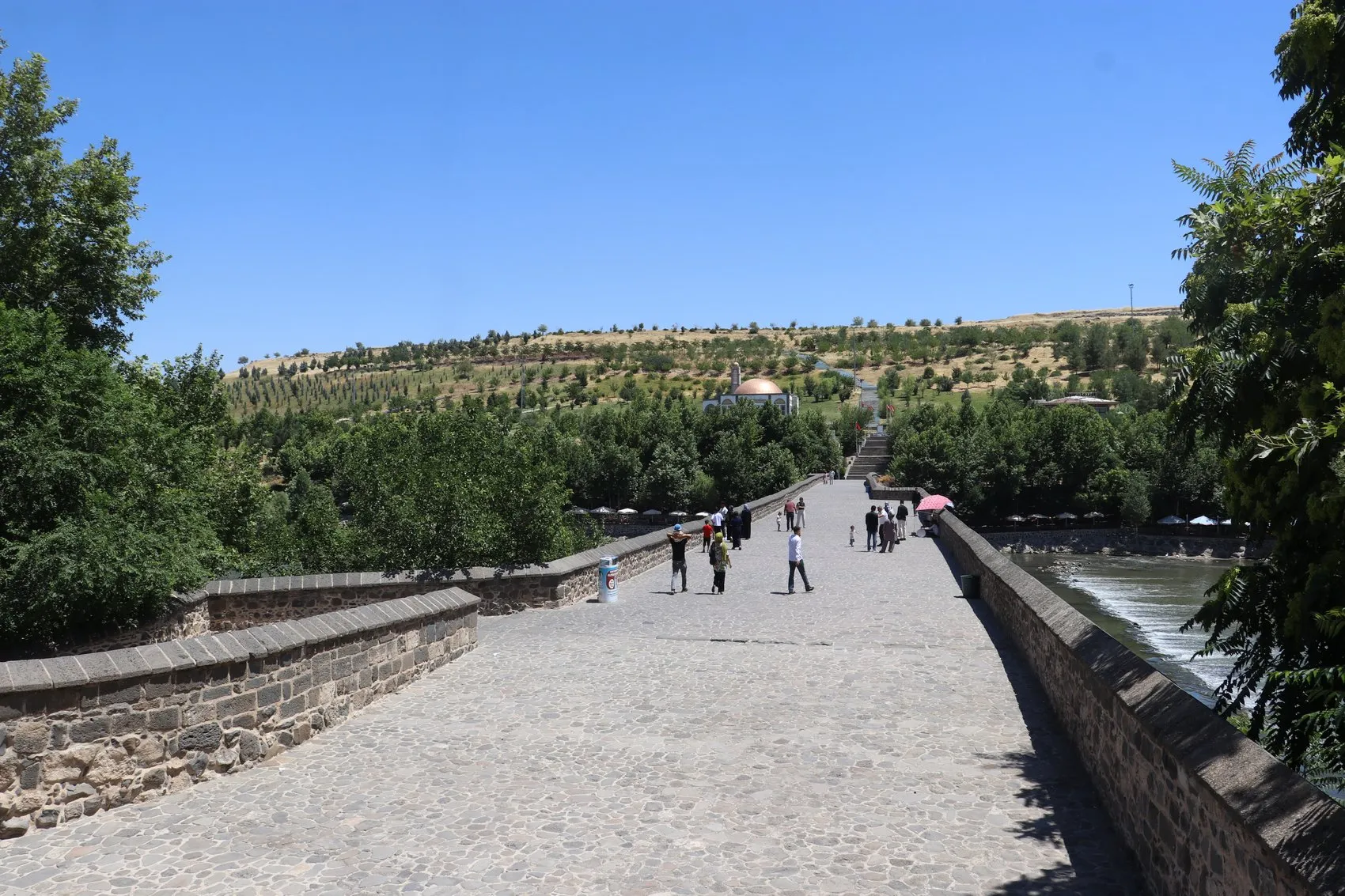 Diyarbakır 40 dereceyi aşan sıcaklıklarla eve kapandı