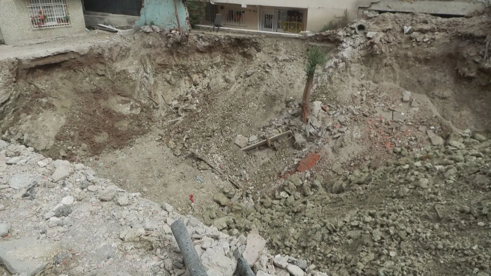Bahçelievler’de inşaat kazısı sonrası bina boşaltıldı