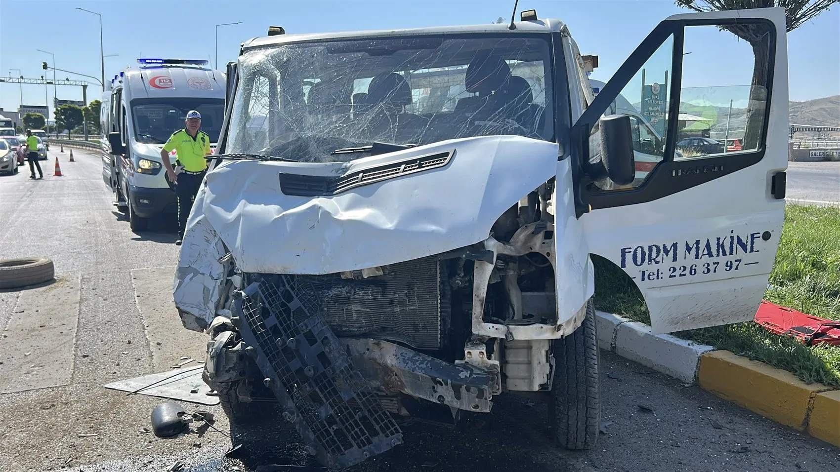 Sivas Havalimanı yolunda iki kamyonet çarpıştı 5 kişi yaralandı