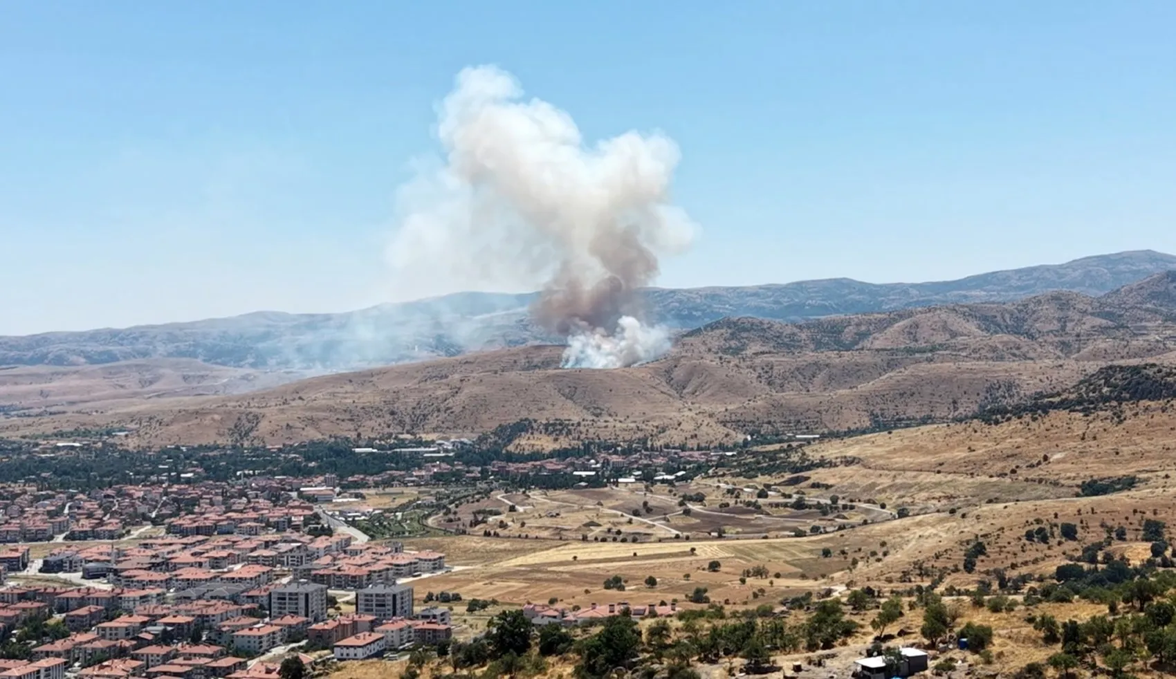 Afyonkarahisar ormanlarında öğle saatlerinde yangın paniği yaşanıyor
