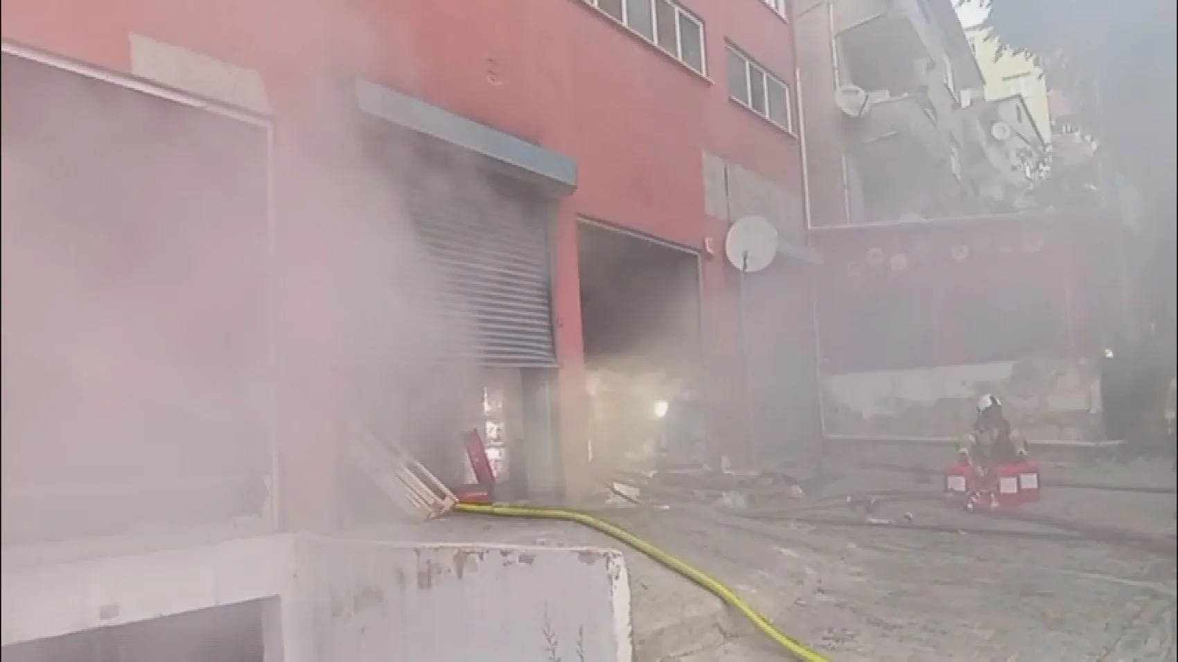 Pendik'te sabun fabrikasını alevler sardı