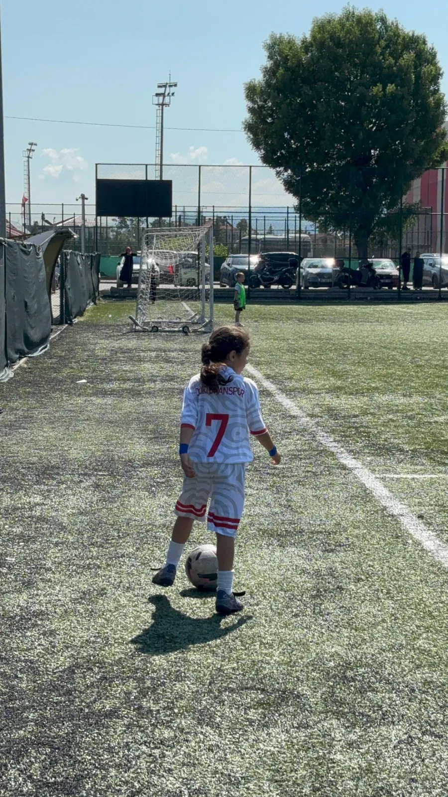 8 yaşındaki Elif Su sahada erkek rakiplerine meydan okuyor