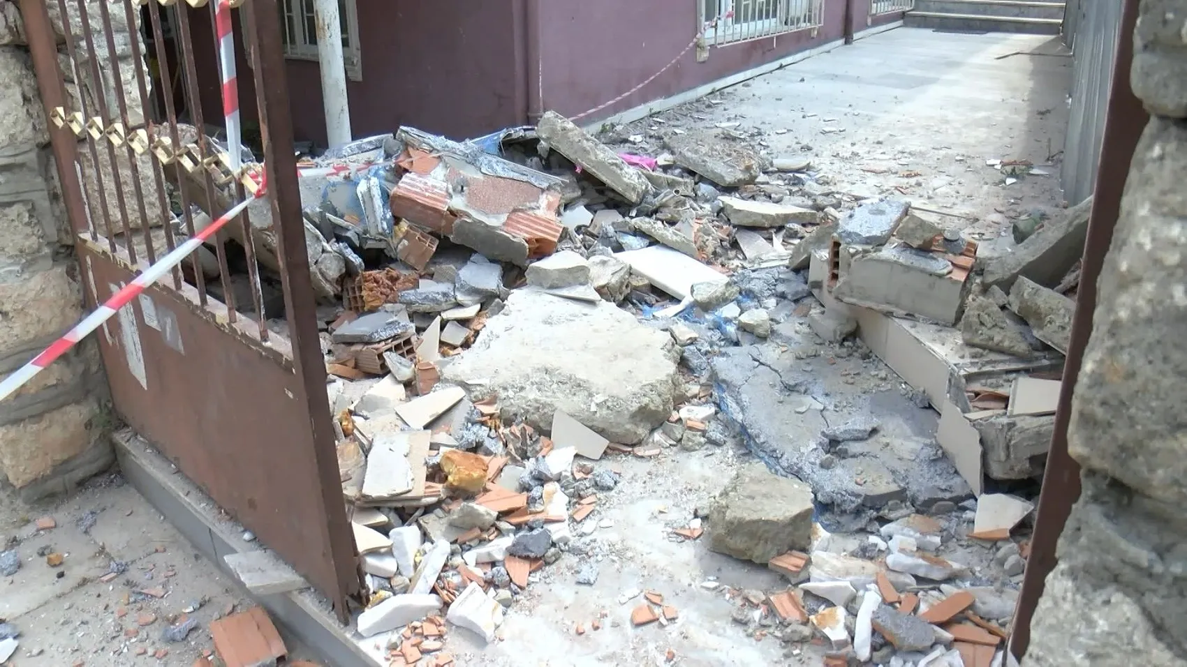 Küçükçekmece'de balkon faciası ucuz atlatıldı
