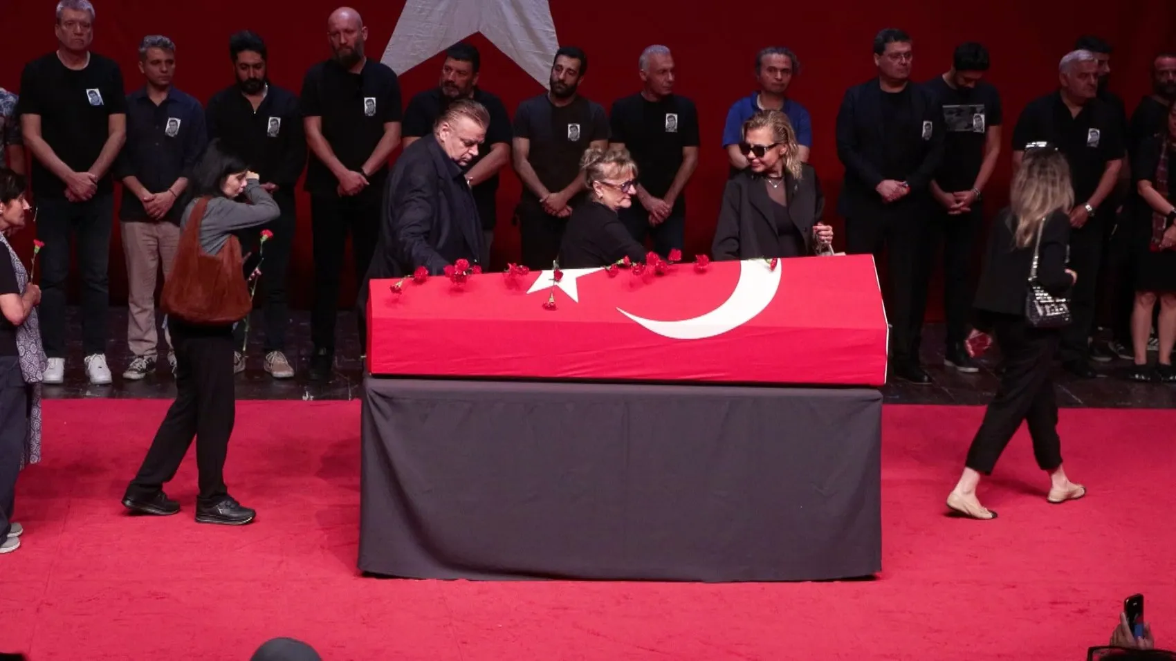 Türk tiyatrosunun çınarı Zihni Göktay son yolculuğuna uğurlandı