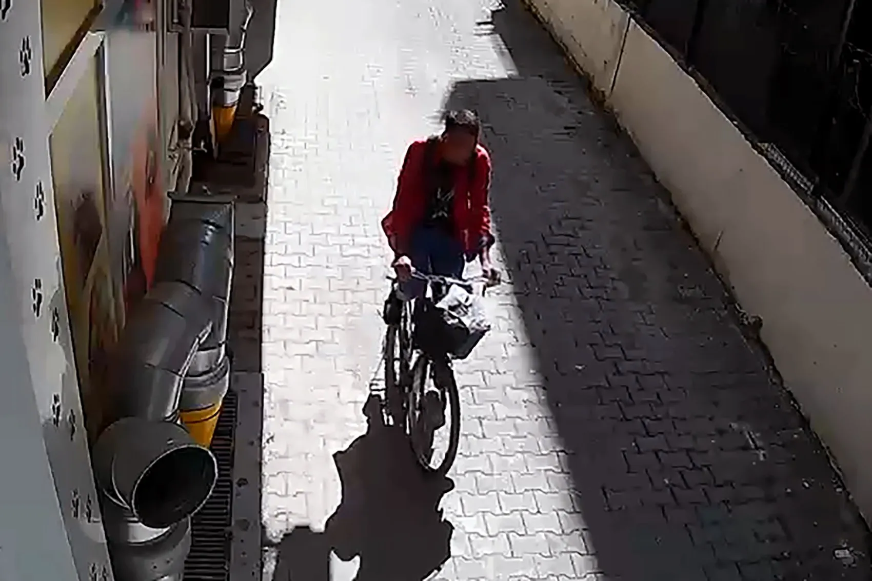 Adana'da tuvalet bahanesiyle girdiği yerlerden hırsızlık yapan kişi yakalandı