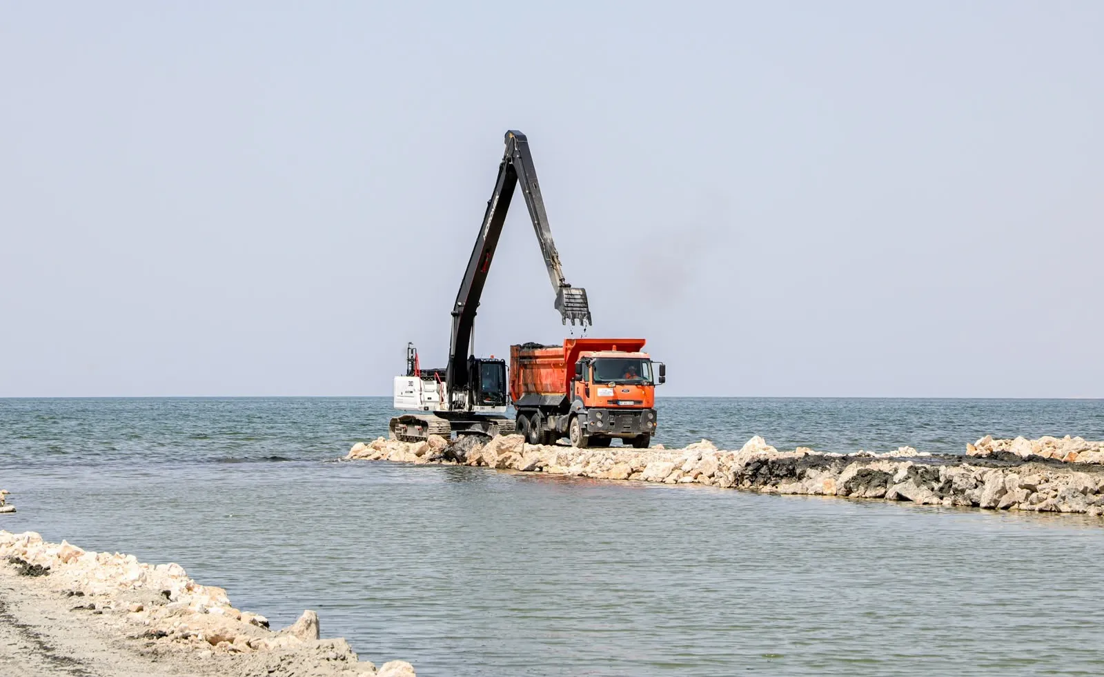 Van Gölü’nün dibindeki devasa kirlilik temizleniyor