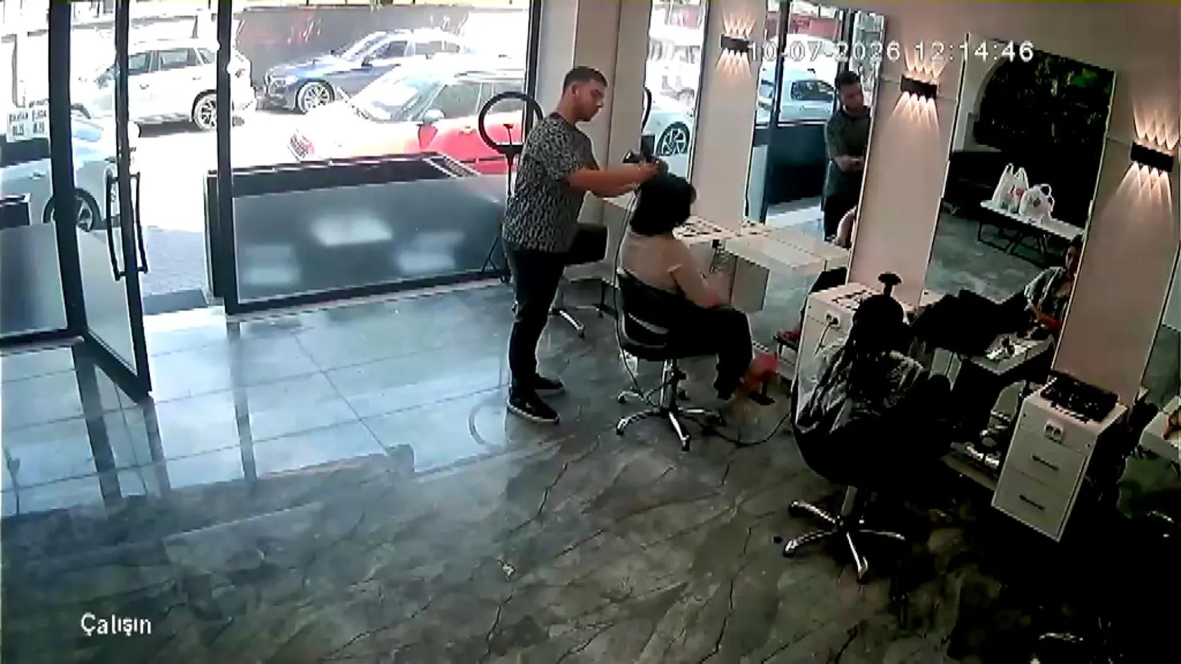 Avcılar'daki kuaförün saçını yaptırıp ödeme yapmadan kaçan müşteriye isyanı