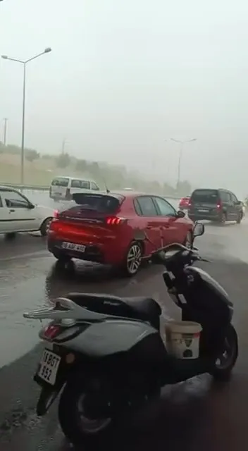 Mudanya'da aniden bastıran sağanak kuryeleri zor durumda bıraktı