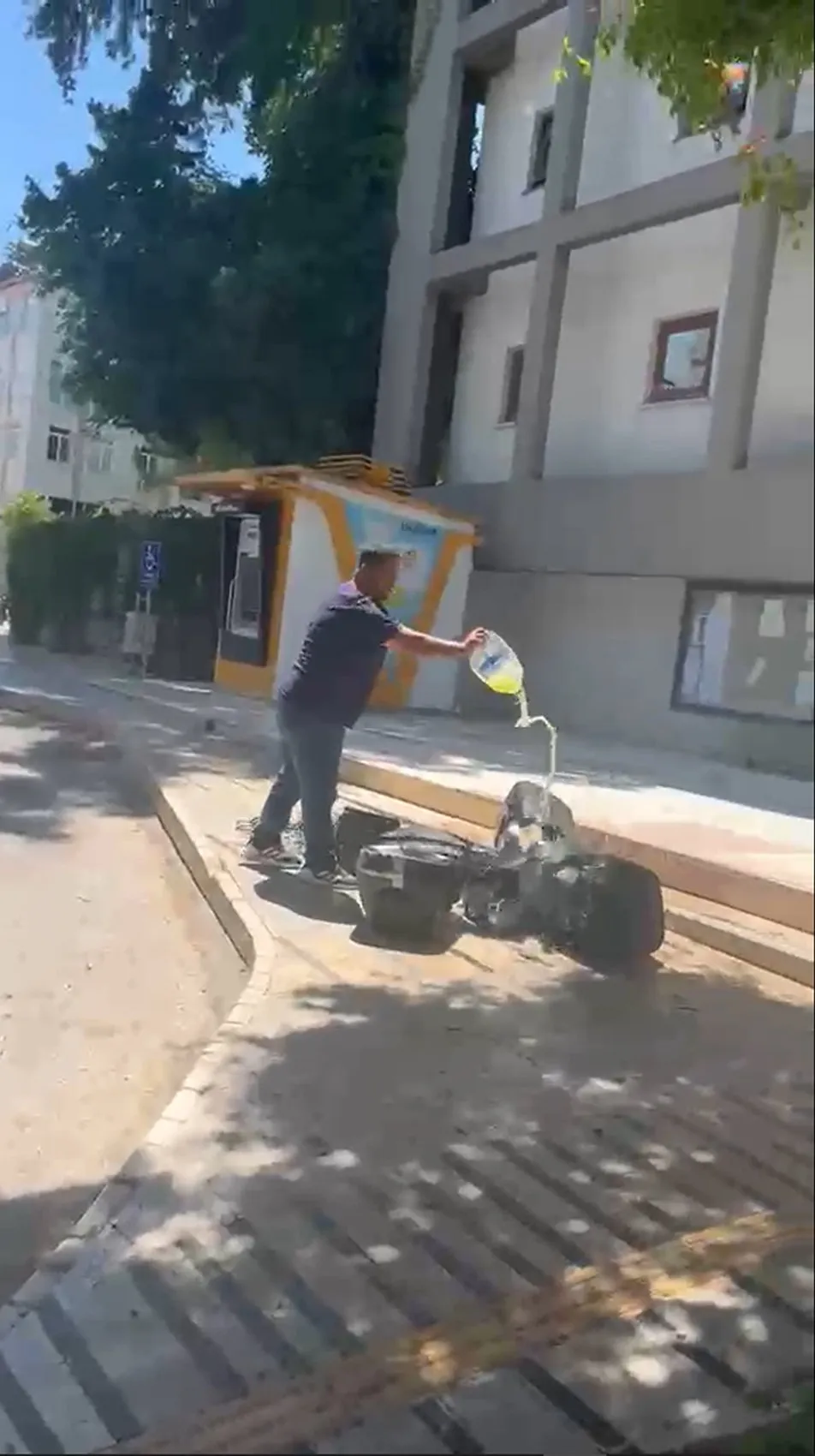 Manavgat Belediyesi önünde ses sistemi yaktı