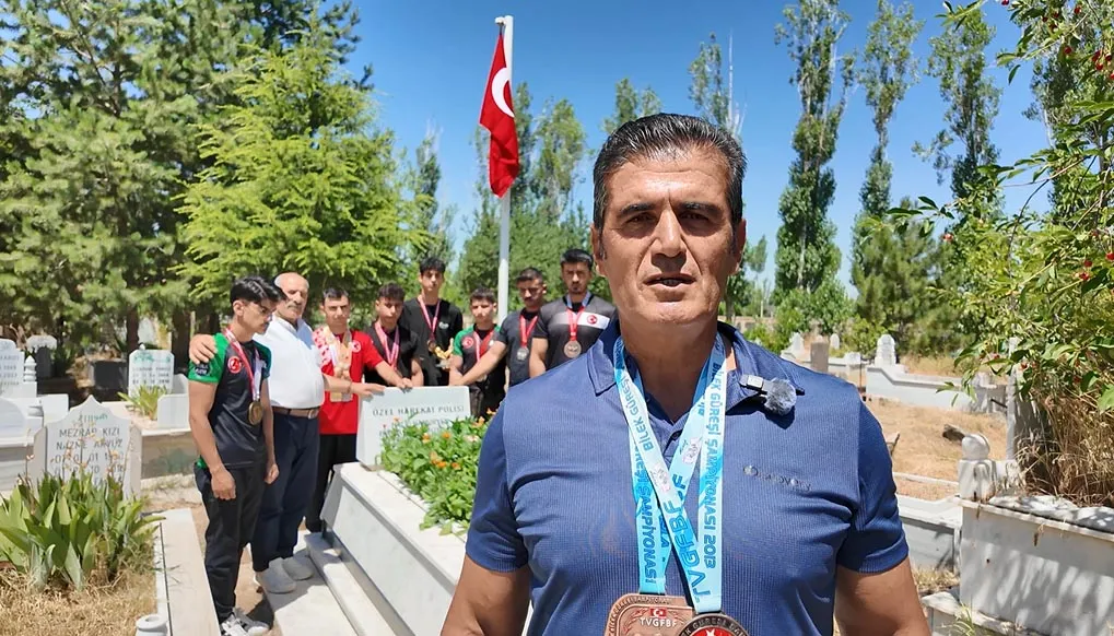 Şampiyonlardan şehit polisin mezarına madalyalı vefa ziyareti