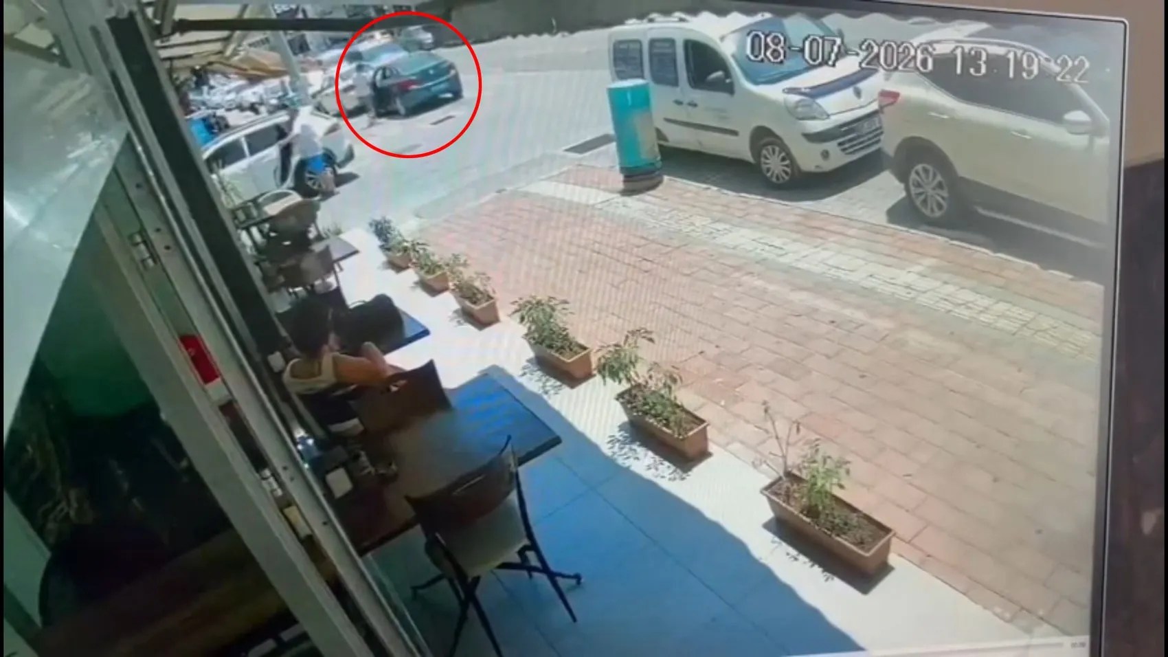 Alanya’da dehşet dakikaları Market hırsızı çocuğu olan aracı kaçırdı