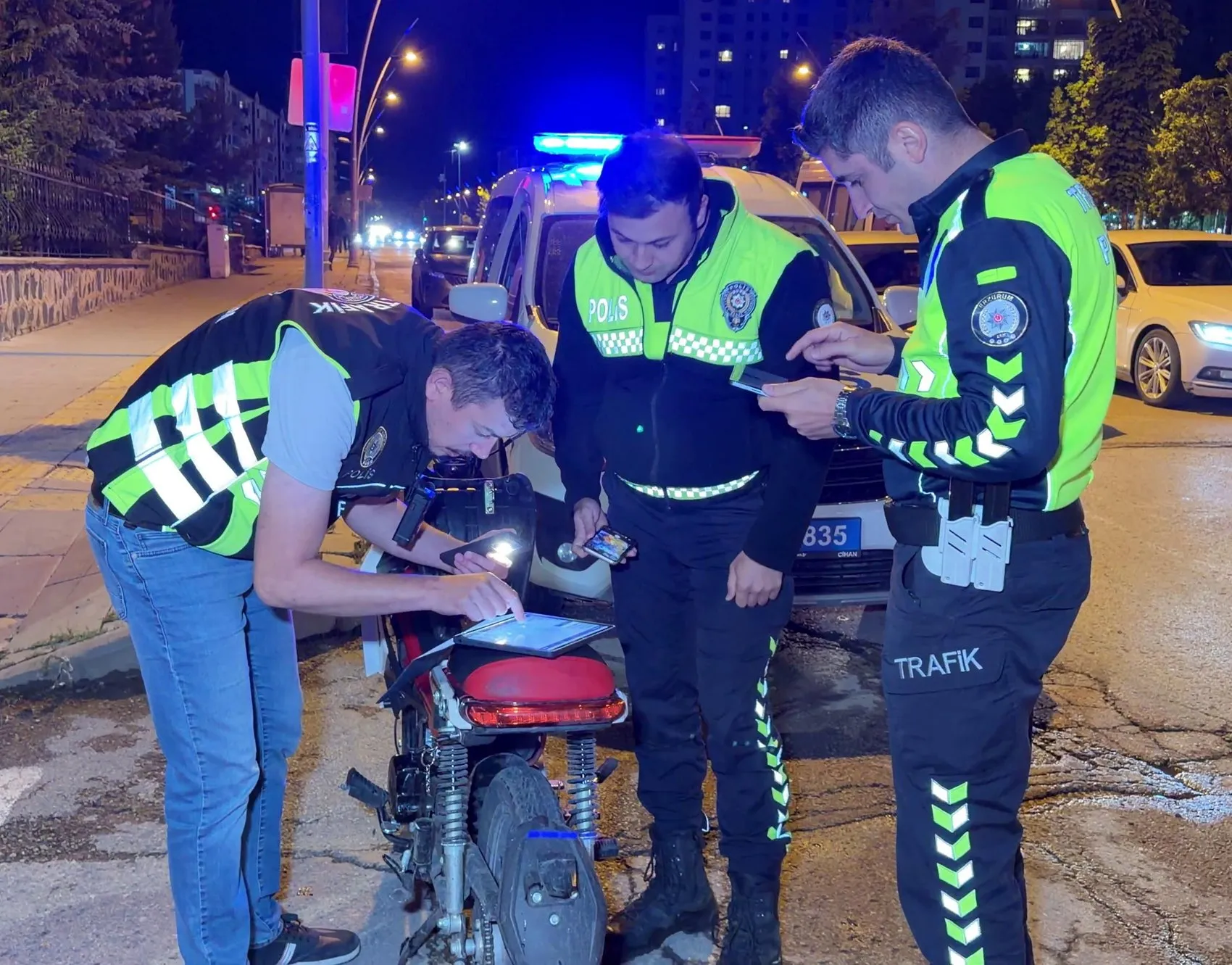 Ehliyetsiz sürücünün polisten kaçışı babasına 247 bin liraya mal oldu