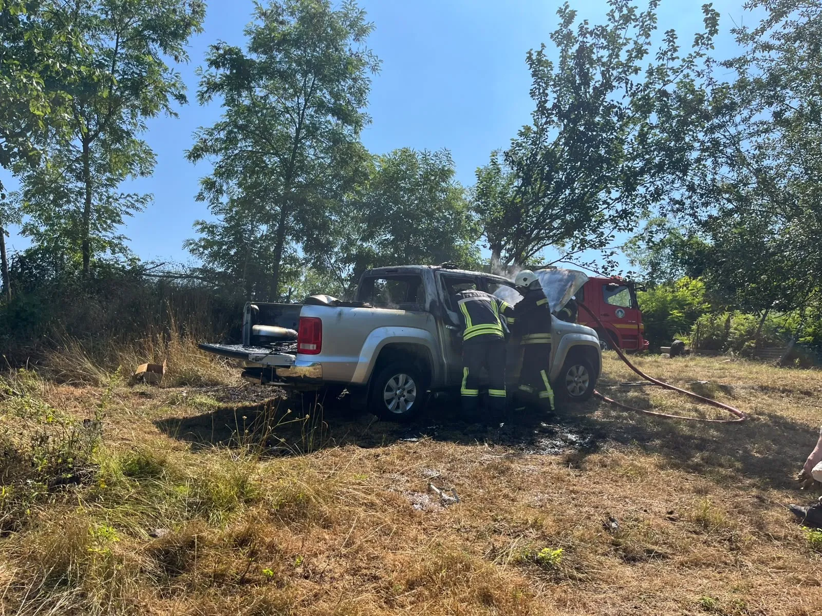 Bartın'da arıcının kamyoneti bahçede küle döndü