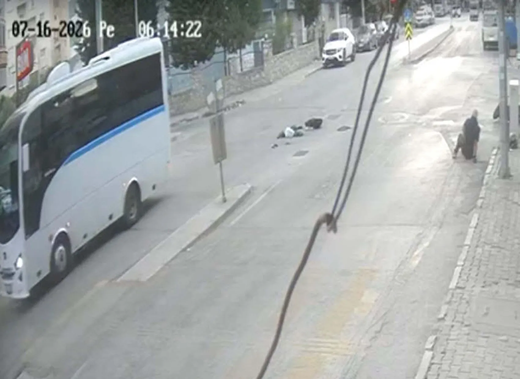 Buca'da motosiklet sürücüsüne çarpıp kaçtı