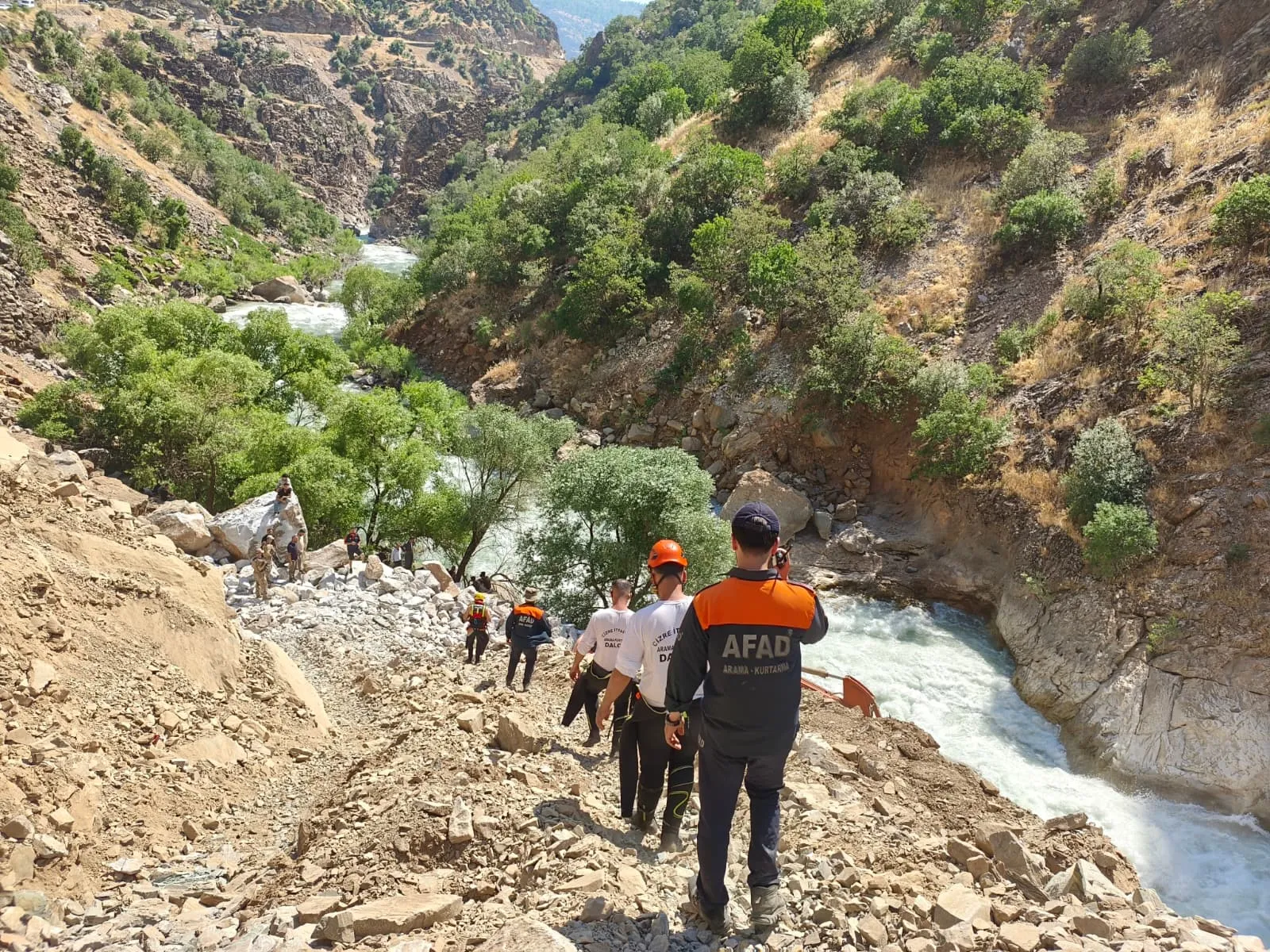 Habur Çayı'nda kaybolan genci arama çalışmaları ikinci gününde devam ediyor