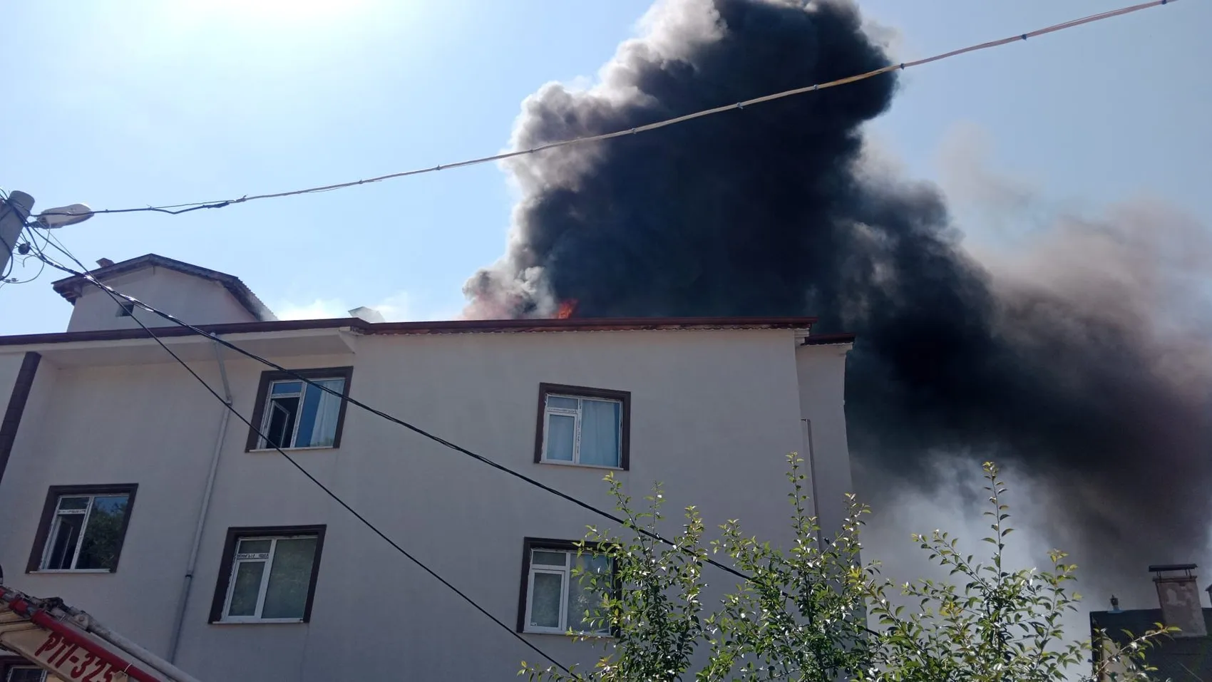Gerede'de apartman çatısını yangın sardı