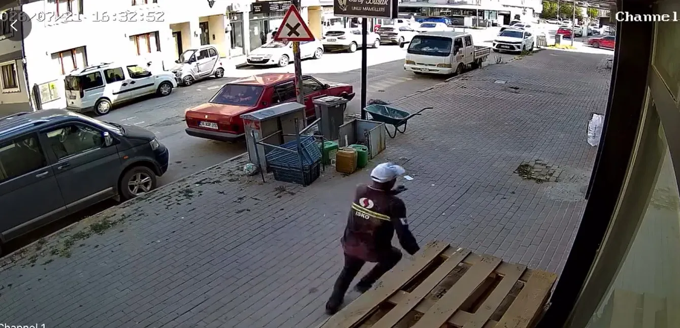 İnegöl'de nakliye asansörü park halindeki minibüsün üzerine çöktü