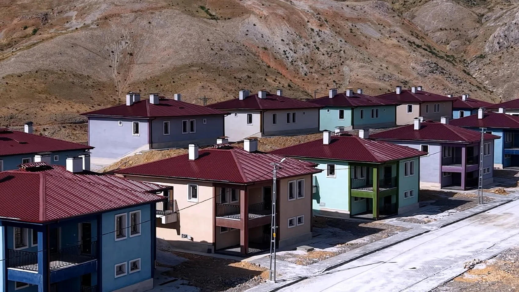 Adıyaman'da yeni köy evleri sahiplerine teslim ediliyor