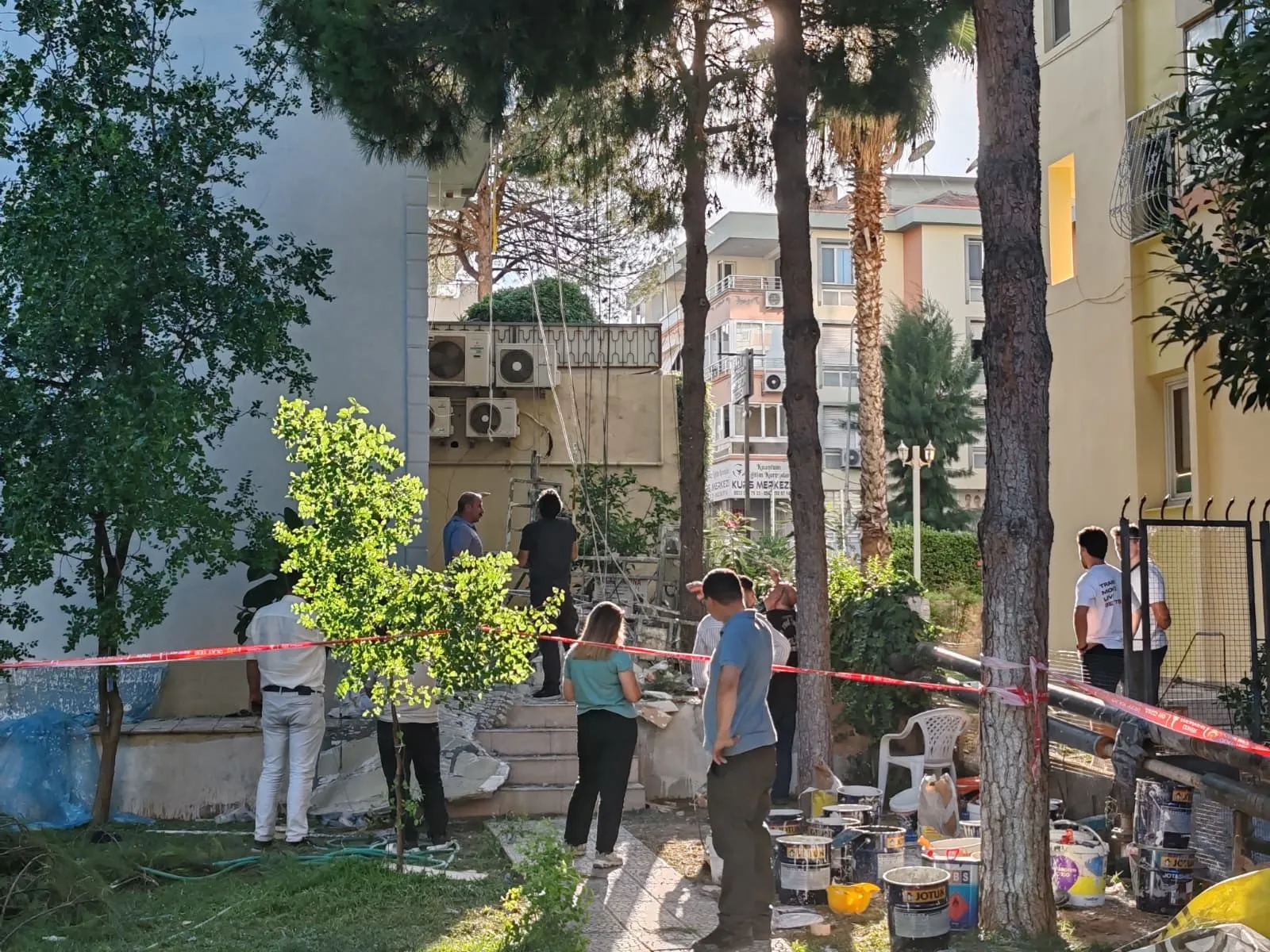 Balçova'da tadilat faciası İskele çöktü üç kardeş yaralandı