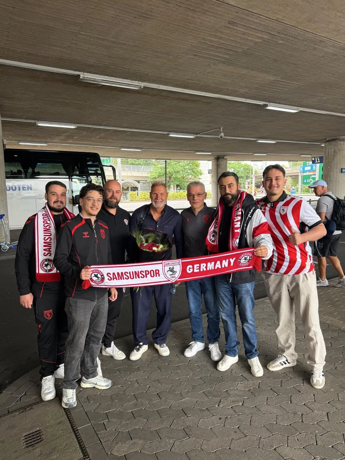 Samsunspor Hollanda kampında coşkulu bir sürprizle karşılandı