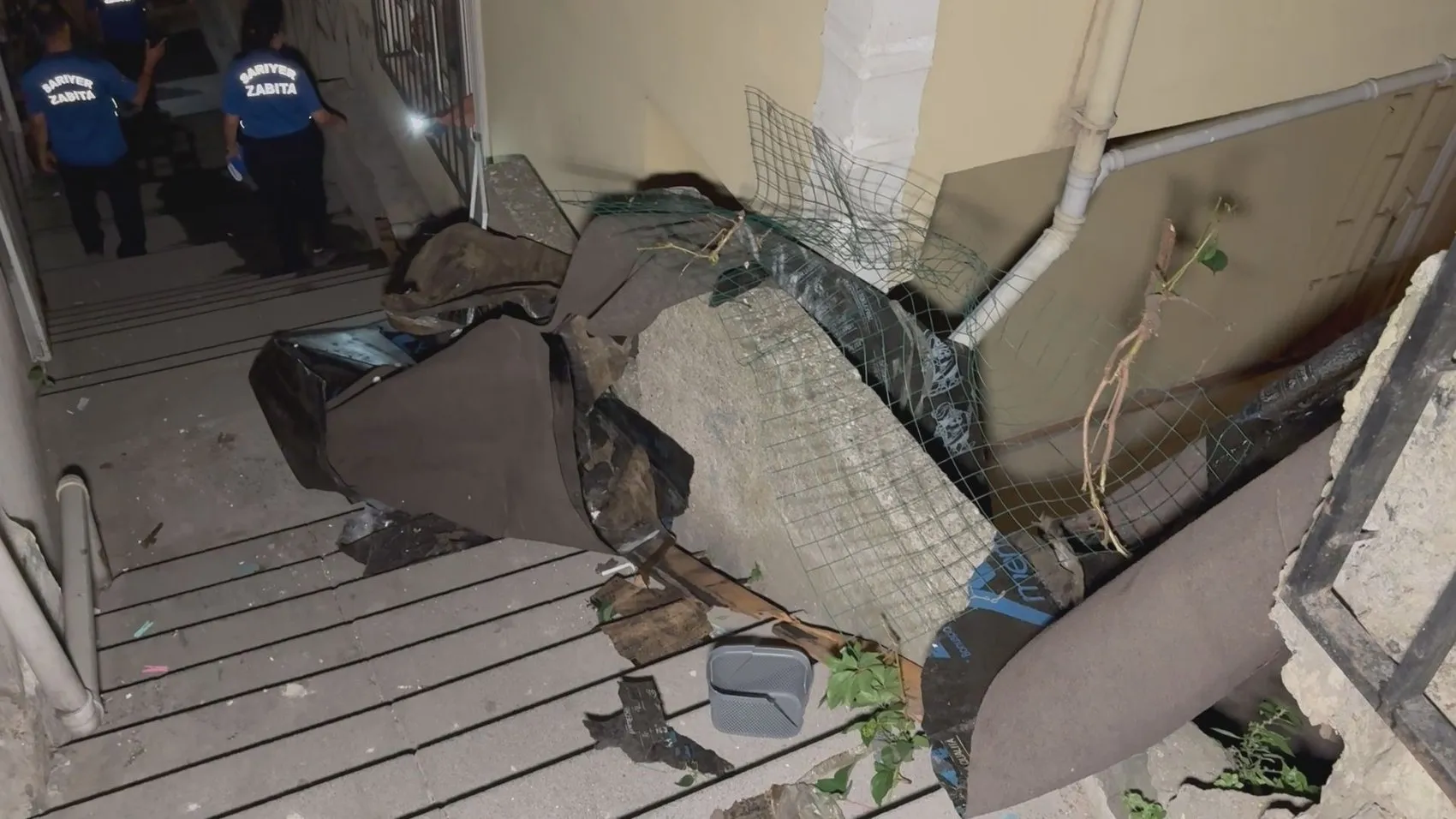 Sarıyerde fırtına çatıları yerinden söktü