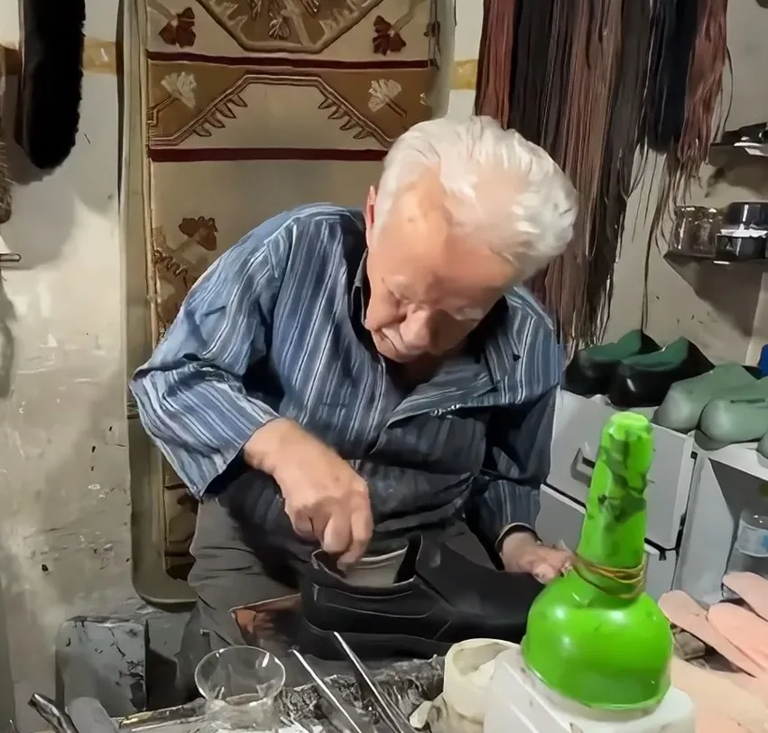 63 yıllık kundura ustası Bolu'da zamana direniyor