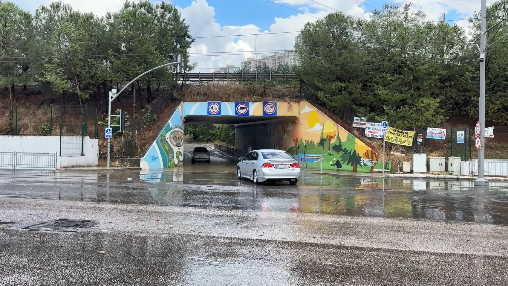 İzmit'te sağanak yağış trafiği kilitledi