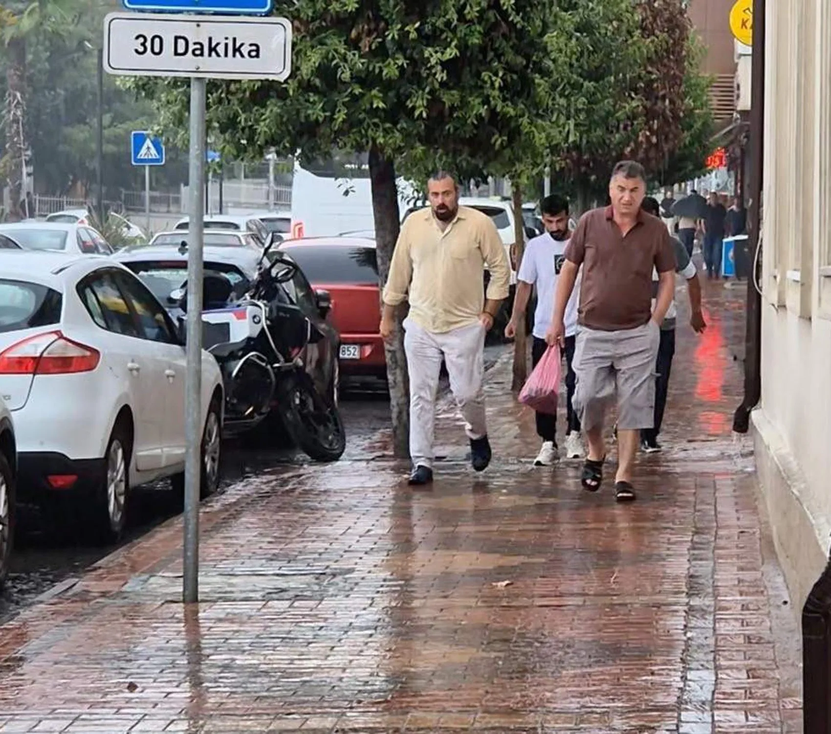 Tekirdağ'da aniden bastıran sağanak hayatı felç etti