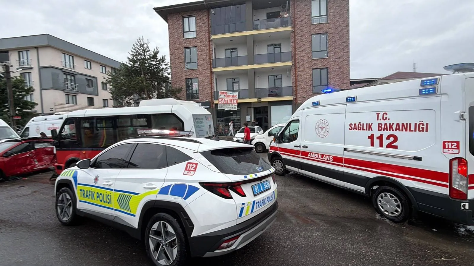 Düzce'de midibüs ile otomobil çarpıştı 5 kişi yaralandı