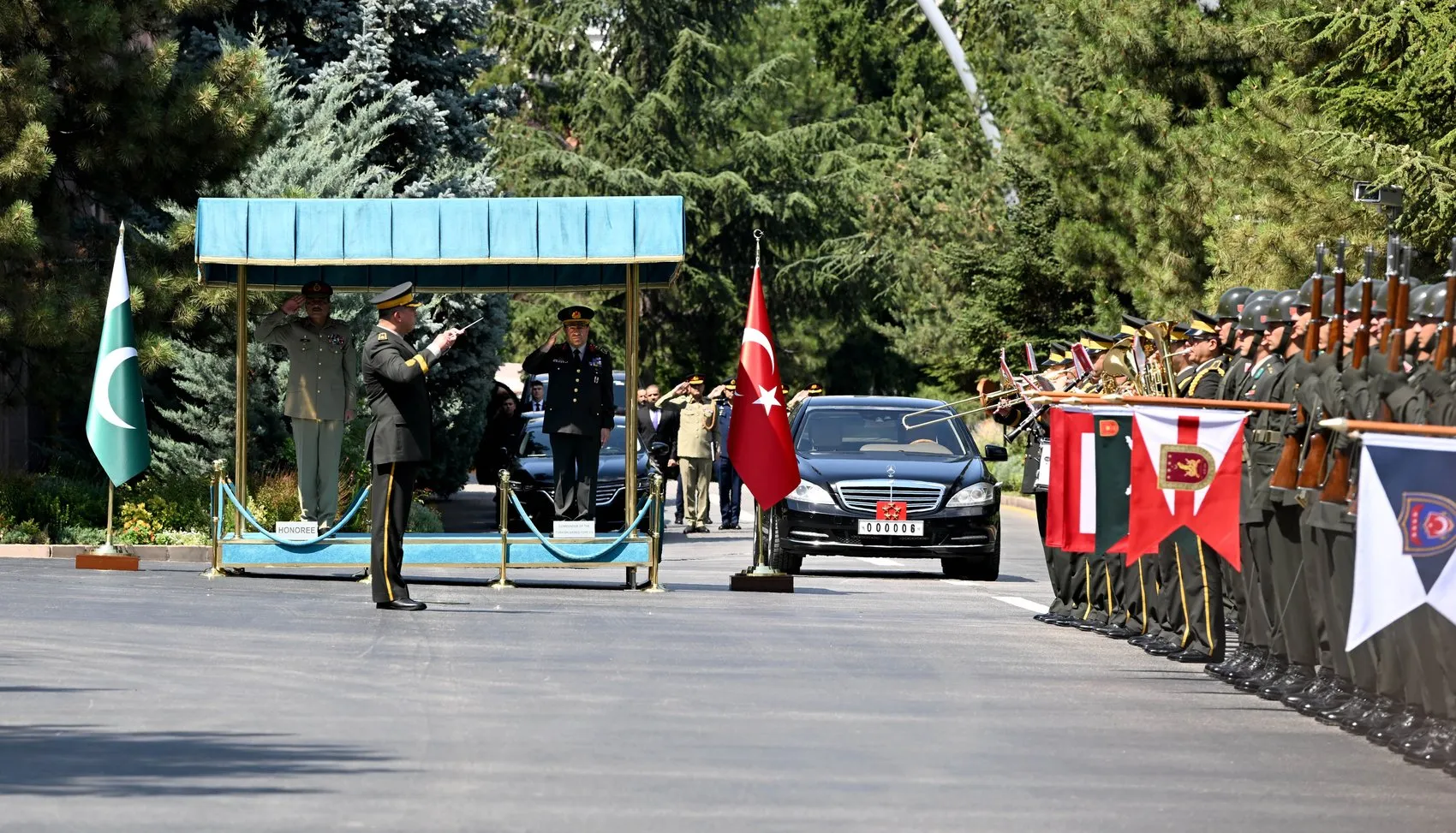 Pakistanlı komutan Ankara’da askeri törenle karşılandı