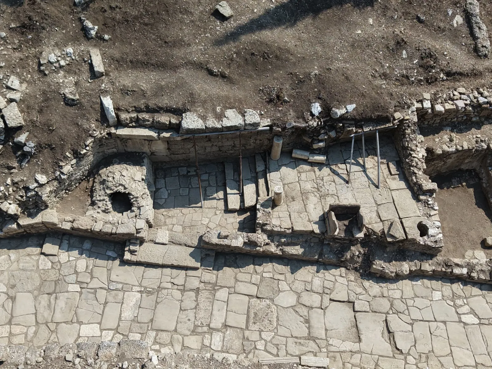 Aspendos'ta iki bin yıllık ticaret yolu ve dükkanlar bulundu