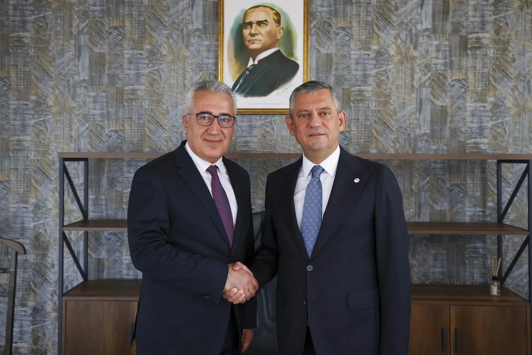 Özgür Özel yönetimindeki Yeni Parti disiplin mekanizmasını kurdu
