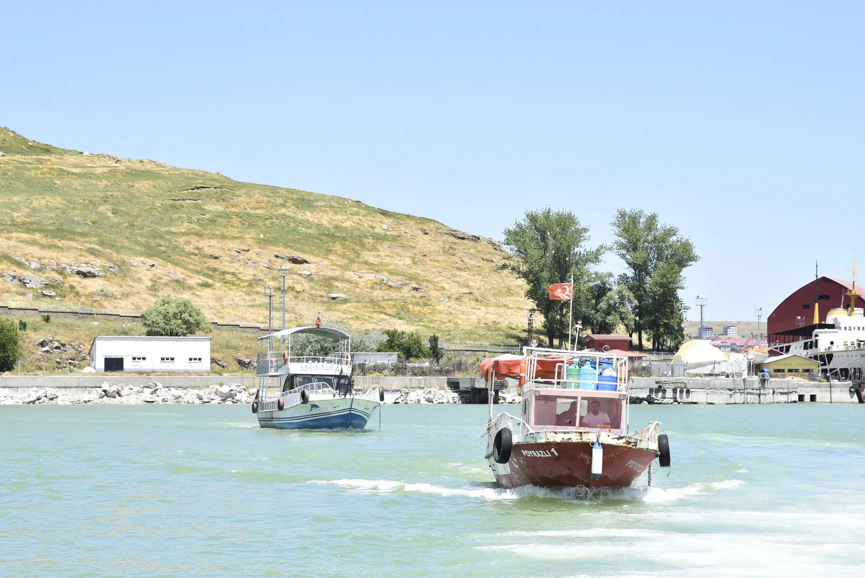 Van Gölü’nde balıkların zorlu yolculuğu için mesai başladı